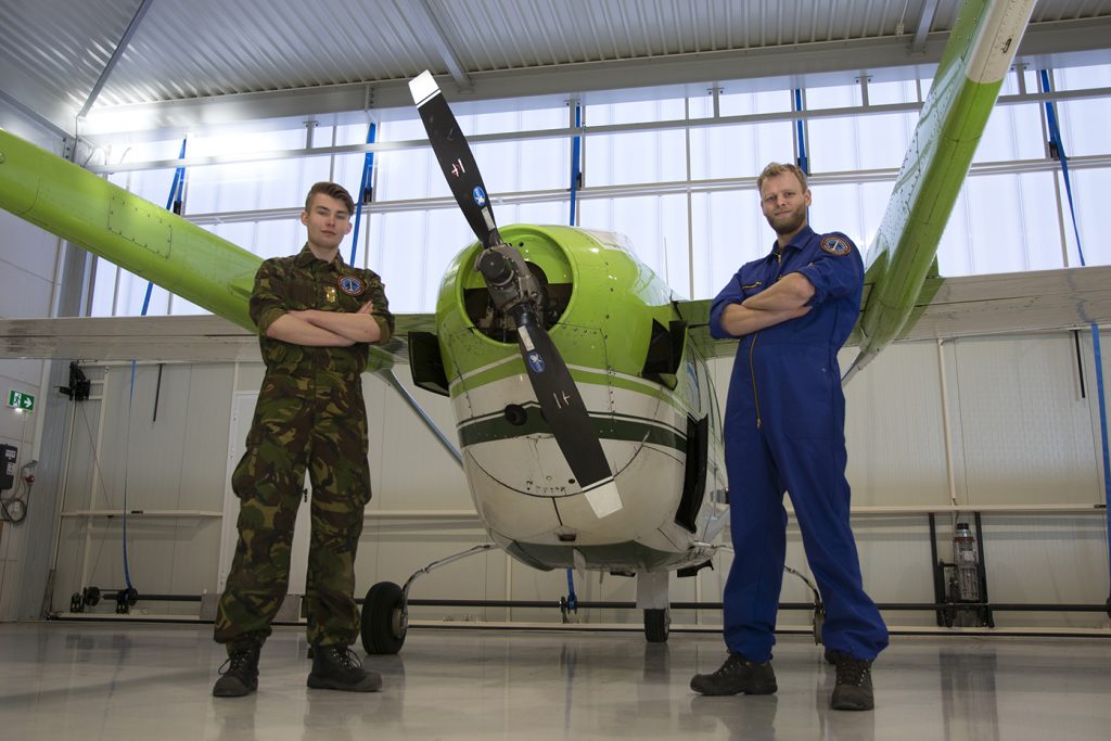 Deltion studenten Colin en Bas staand voor de Cessna 377 Skymaster.