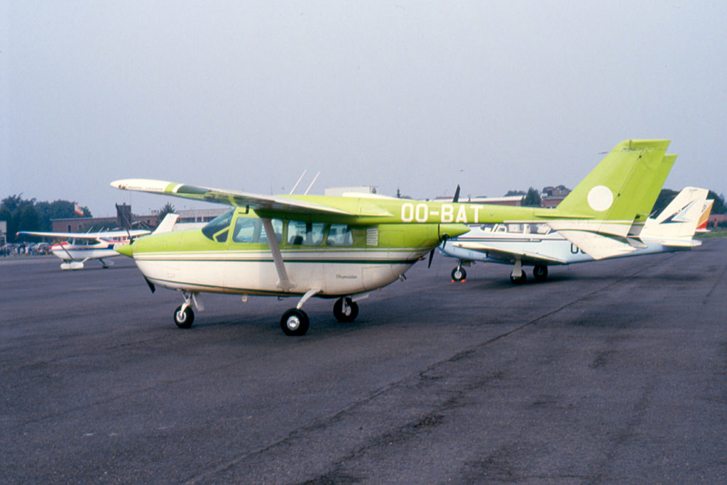 De zijkant van de Cessna Skymaster geparkeerd op een vliegveld in Antwerpen.