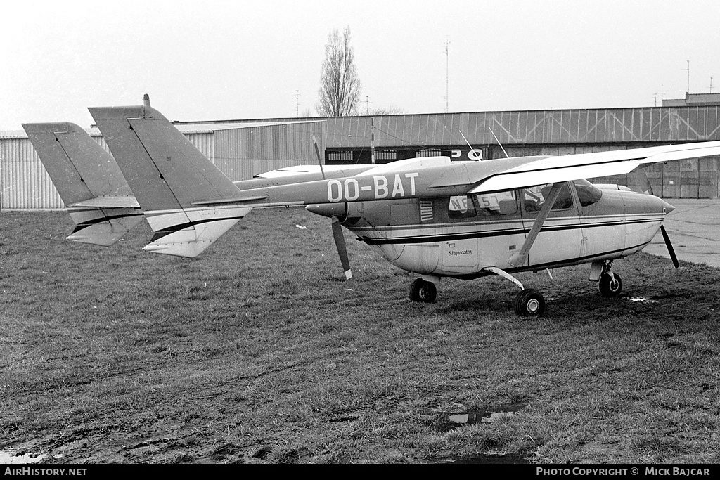 De Cessna Skymaster geparkeerd op een vliegveld in Antwerpen.